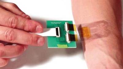 ضمادة إلكترونية لتحليل العرق البشري