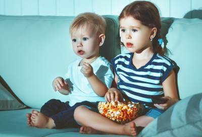 احصلي على حياة أكثر استقراراً لطفلك بتقليل وقت الجلوس أمام الشاشات