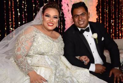 بالفيديو .. اللانش ينقلب بـ "ويزو" وزجها في وسط البحر