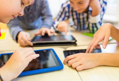 تعرفي على  ما تفعله الأجهزة اللوحية بأصابع أطفالكم