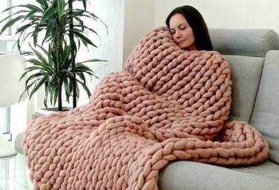 البطانيات الثقيلة تقلل من التوتر وتفيد في الشعور بالعناق