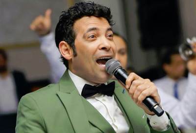 شاهد .. سعد الصغير وأبنة فى حمام السباحه بالمايوه الاحمر