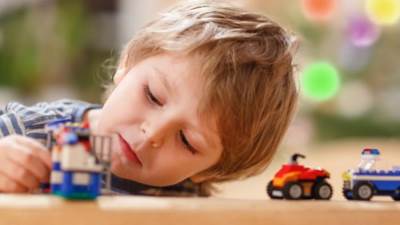 عالمة تحول طفلها المصاب بالتوحد إلى سايبورج