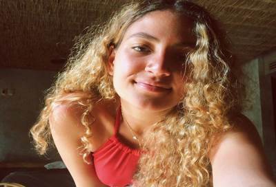 شاهد .. كنزى أبنة عمرو دياب بملابس عارية فى احضان شاب على الشاطئ