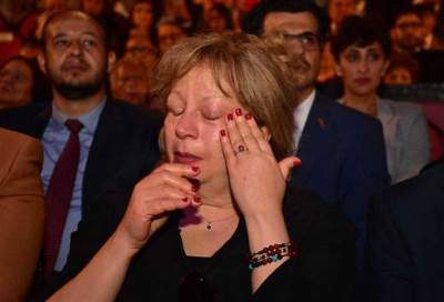 سبب غياب أحمد الفيشاوى عن تكريم والده بـ مهرجان القومى للمسرح وبكاء سمية الألفي