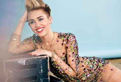 مايلي سايروس تدافع عن نفسها بعد إتهامها بالخيانة