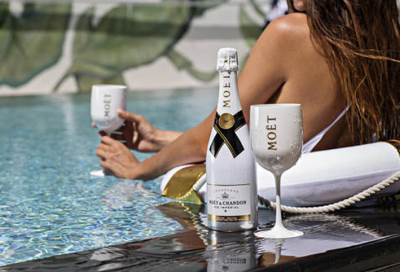 بكأس الشمبانيا الشهير .. مصطفي خاطر واحمد فهمي فى حمام السباحة