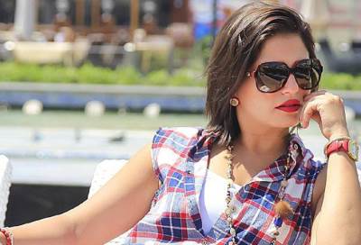 شاهد .. منة فضالي مع كلبيها "توفي وجوليا"