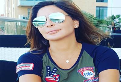  شاهد .. إليسا بفستان فوق الركبه على البحر 