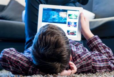  الأطفال الذين يقضون ساعات أطول أمام الموبايل درجاتهم أسوأ فى المدرسة