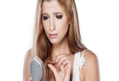 أسباب رئيسية تكون وراء تساقط الشعر