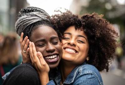 الصداقات الوثيقة تزيد من الثقة في الذات