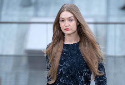 بالفيديو والصور .. جيجي حديد تتألق فى عرض شانيل لربيع وخريف 2020