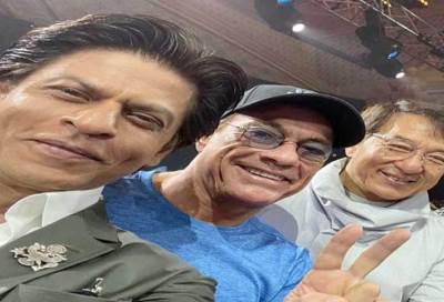 "شاروخان" يلتقط السيلفي .. مع "جاكي شان وفاندام"في أكبر حدث ترفيهي بالرياض