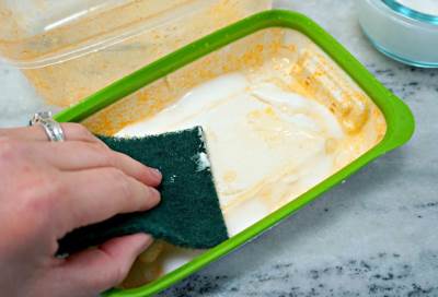 لإزالة بقع صلصة الطماطم من الأواني البلاستيكية اتبعي الآتي