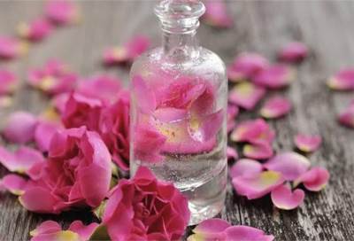 "ماء الورد" سحر  يحافظ على بشرتك في الشتاء ..  تعرفى عليه