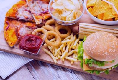 الوجبات السريعة قد تؤدي إلى العقم والسرطان