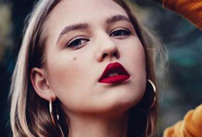 موضة أحمر الشفاه فى خريف 2019 .. اختارى بين البنى والأحمر الداكن والأرجوانى