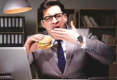 فوائد صحية لتناول العشاء مبكرا .. تعرفي عليها