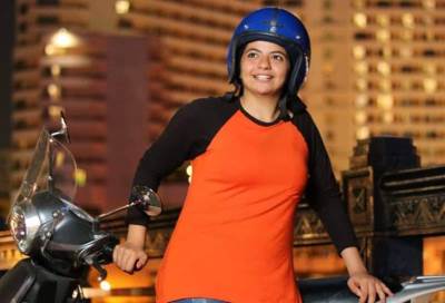 "إيمان" أول سواقة سكوتر أجرة فى مصر.. "بتوصل البنات عشان تحضر الماجستير"