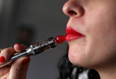 ارتفاع عدد إصابات الرئة بسبب التدخين الإليكتروني إلى 2290