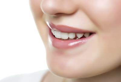 4 وصفات طبيعية لترطيب الشفاه منها شمع العسل والنعناع .. تعرفى عليهم