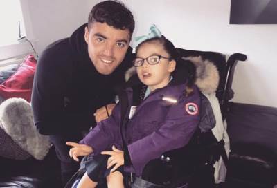 بالفيديو .. أب يحوّل كرسي ابنته المتحرك إلى عربة سندريلا!