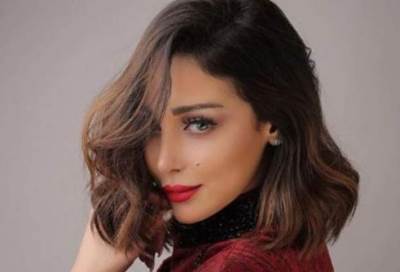 شاهد ..  بفستان فوق الركبة زوجة تامر حسنى تتألق فى الكويت