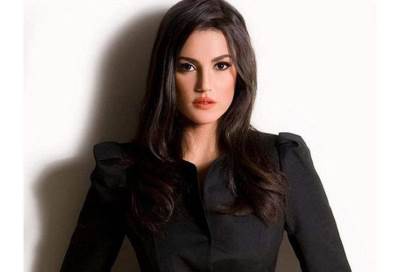 شاهد .. درة ترتدي الكمامة اثناء تأدية مناسك العمرة