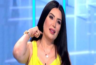 فى حضن زوجها .. عبير صبرى تثير الجدل