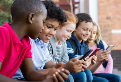 كيف تحافظين على عيون طفلك من الأجهزة الإلكترونية؟