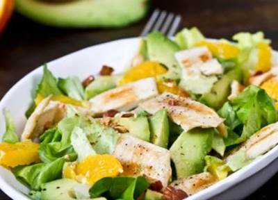 طريقة عمل سلطة دجاج بالبرتقال بمذاق لايقاوم..!