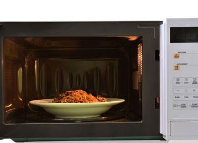 أطعمة تتحول إلى سموم عند دخولها الميكروويف