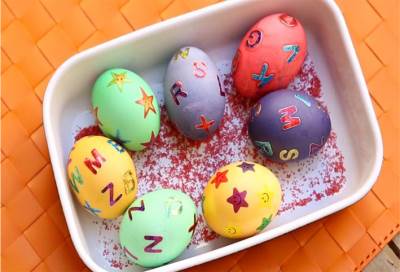 كيف تلون بيض شم النسيم بطرق آمنة لصحة طفلك؟