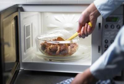 هل يوجد أطعمة لا ينصح بتسخينها فى الميكروويف؟