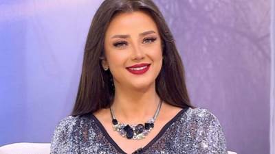 شاهد .. رضوى الشربيني تتألق بجمبسوت أسود