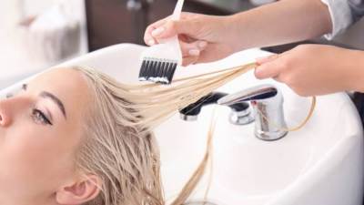 إليك كيف يمكنك إزالة صبغة الشعر من جلدك