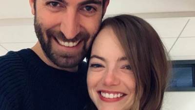 إيما ستون تتزوج سراً من مؤلف SNL " .. تعرفي على التفاصيل