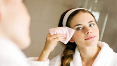 أضرار المناديل المبللة على البشرة .. تعرفي عليها