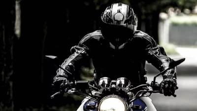 فتاة تقود دراجتها النارية بسرعة 190 كم وتتعرض لحادث!