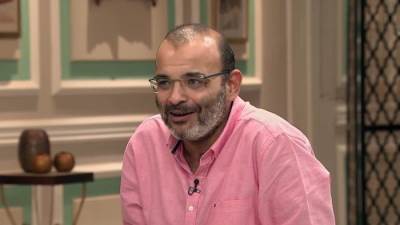 أيمن بهجت قمر يتعرض لحادث بسبب هاتفه المحمول