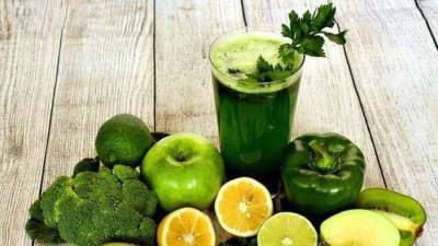 عصائر خضراء كثيفة المغذيات لتعزيز صحتك خلال فصل الصيف