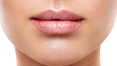لو بتعانى من تشققات الشفاه استخدمى مقشر السكر والعسل وبلاش روج .. إليكِ التفاصيل