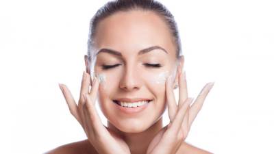  قناع طبيعي لتفتيح بشرتك بأمان داخل منزلك