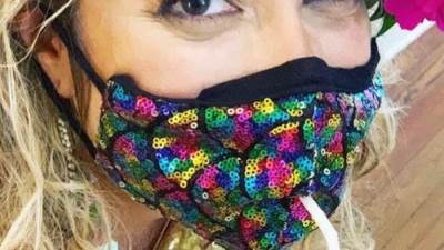 تساؤلات حول الكمامة المزودة بثقب للمشروبات!!