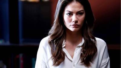 شاهد .. ديميت اوزديمير تبرز أنوثتها بملابس البحر