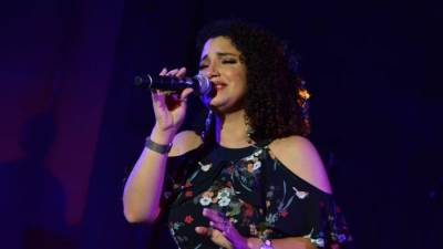 شاهد .. نسمة محجوب بدون ماكياج وشعر كيرلى