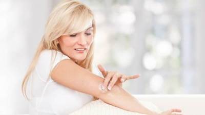 خمسة علاجات طبيعية للتخلص من اسمرار الركبتين والمرفقين 