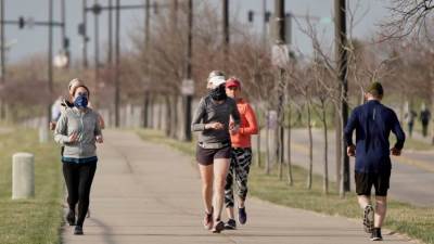 هل يمكن ارتداء الكمامة أثناء ممارسة الرياضة؟.. منظمة الصحة العالمية ترد