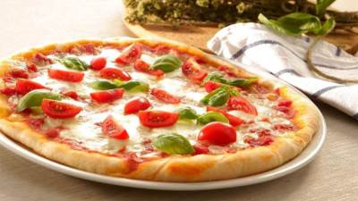 أسرع طريقة لتحضير البيتزا في 5 دقائق .. بدون فرن